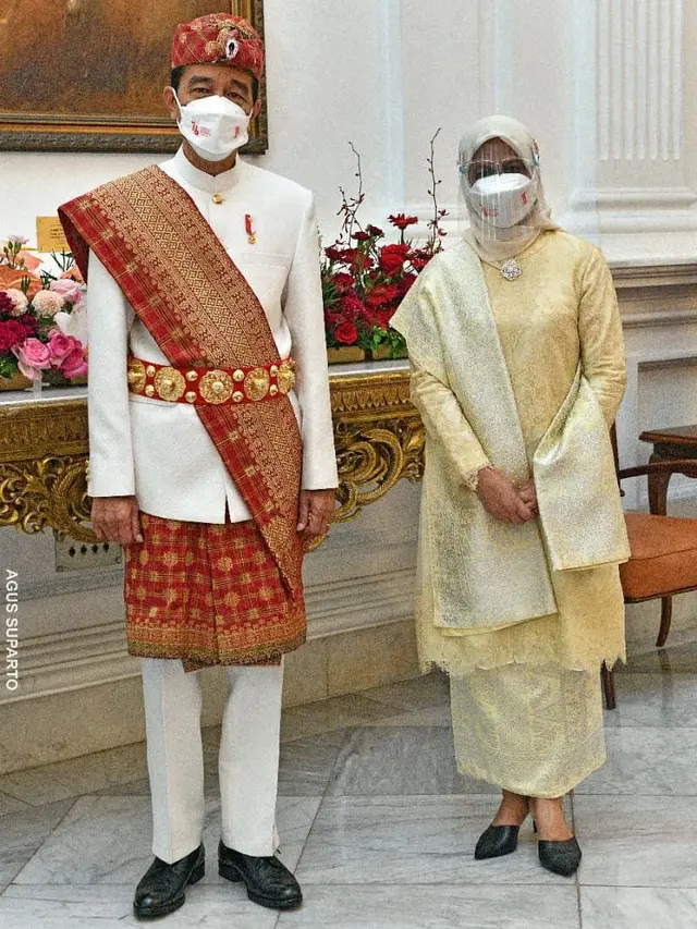 Presiden Jokowi Pimpin HUT ke-76 RI dengan Busana Adat Lampung