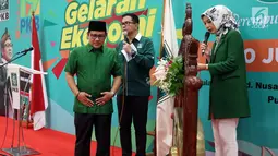 Ketum DPP PKB Muhaimin Iskandar membuka pergelaran ekonomi rakyat yang digelar di lobi Nusantara II Komplek Parlemen, Senayan, Jakarta, Selasa (18/7). Acara tersebut dalam rangka memperingati hari lahirnya Partai PKB yang ke-19. (Liputan6.com/Johan Tallo)