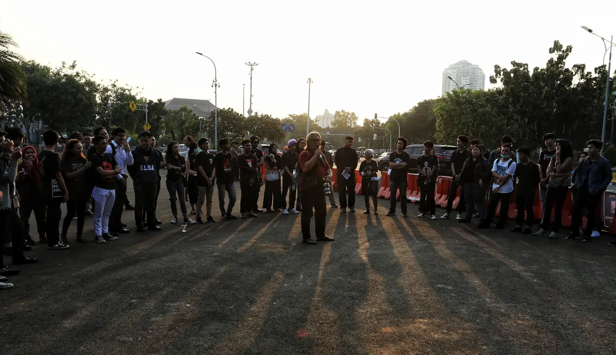 Aktivis Jaringan Solidaritas Korban untuk Keadilan (JSKK) menggelar aksi Kamisan ke-589 di depan Istana Merdeka, Jakarta, Kamis (20/6/2019). Dalam aksinya, JSKK meminta Presiden Joko Widodo memegang teguh komitmen untuk menyelesaikan pelanggaran HAM berat masa lalu. (Liputan6.com/Johan Tallo)