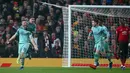 Bek Arsenal, Shkodran Mustafi (kiri) berselebrasi usai mencetak gol ke gawang Manchester United pada pertandingan lanjutan Liga Inggris di stadion Old Trafford (5/12). MU bermain imbang 2-2 atas Arsenal. (AP Photo/Dave Thompson)