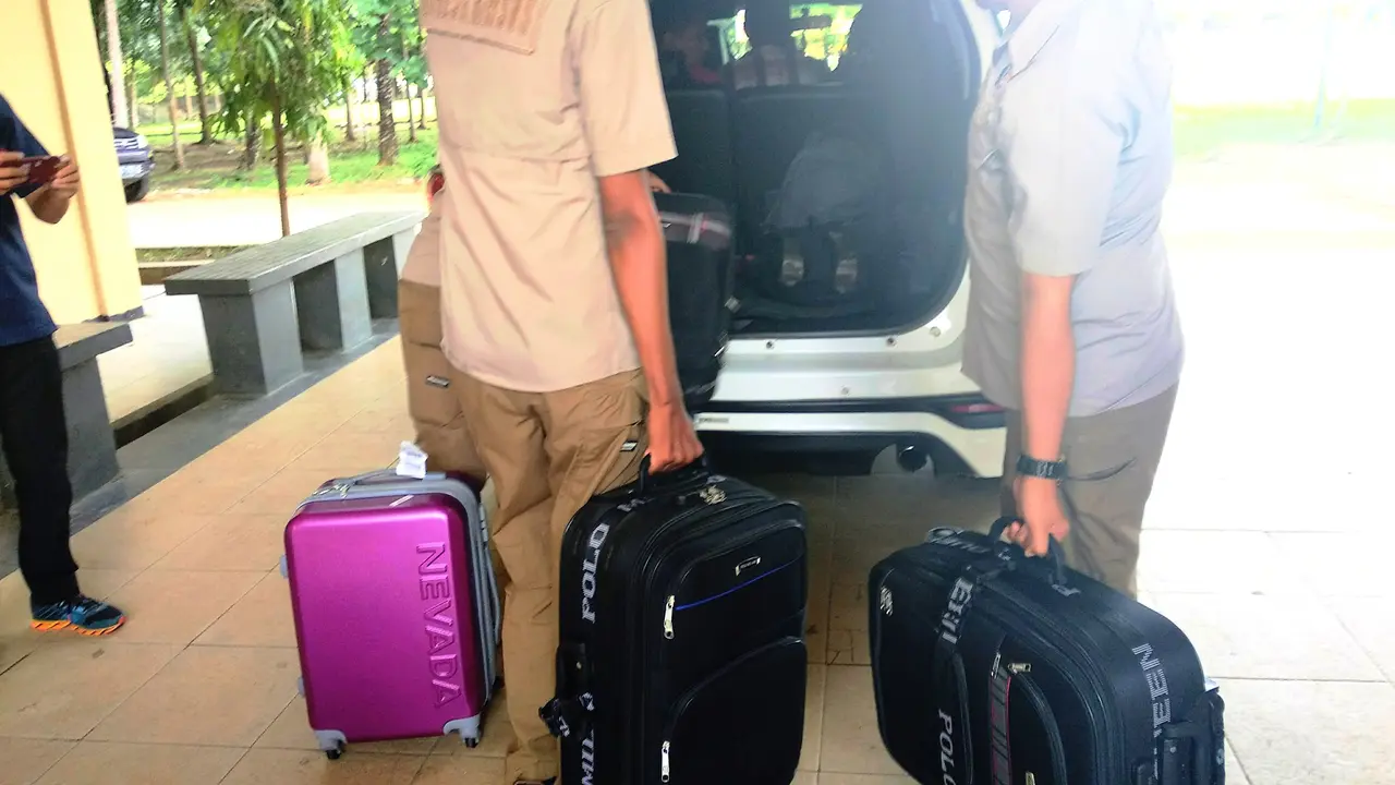 Petugas KPK membawa barang bukti ke Polda Sultra