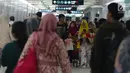 Warga bersiap mencoba menaiki moda raya Terpadu  Mass Rapid Transit  MRT di Stasiun MRT Bundaran HI, Jakarta, Jumat (29/3). Terkait tarif kereta MRT minimum yag telah disepakati adalah Rp.3000 sampai maksimum Rp.14.000 dari Lebak Bulus- Bundaran HI. (merdeka.com/Imam Buhori)