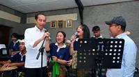 Momen menarik Presiden Jokowi ikut menyanyikan lagu Slank berjudul 'Ku Tak Bisa' di depan siswa SMKN 3 Sukawati, Gianyar, Bali. (Foto: Biro Pers Sekretariat Presiden)