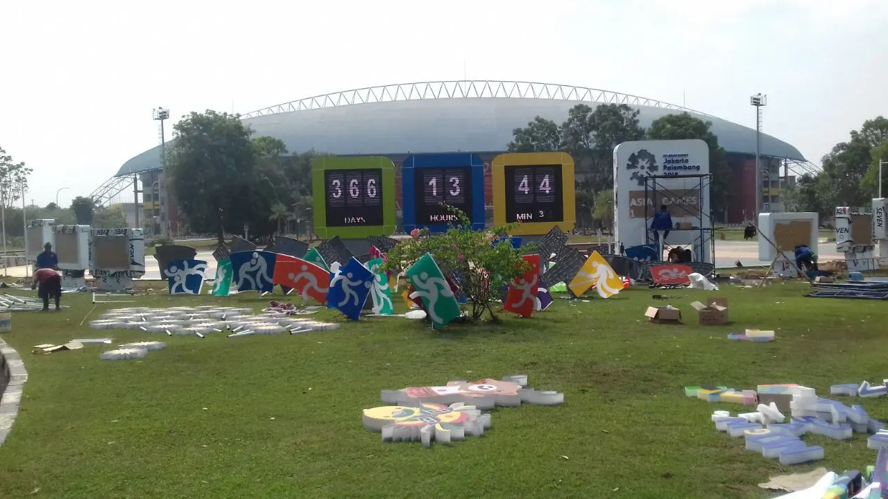 Petugas menyiapkan monumen hitung mundur setahun jelang penyelenggaraan Asian Games di Benteng Kuto Besak, Palembang, Sumatera Selatan, Jumat (18/8/2017). (Liputan6.com/Indra Pratesta)