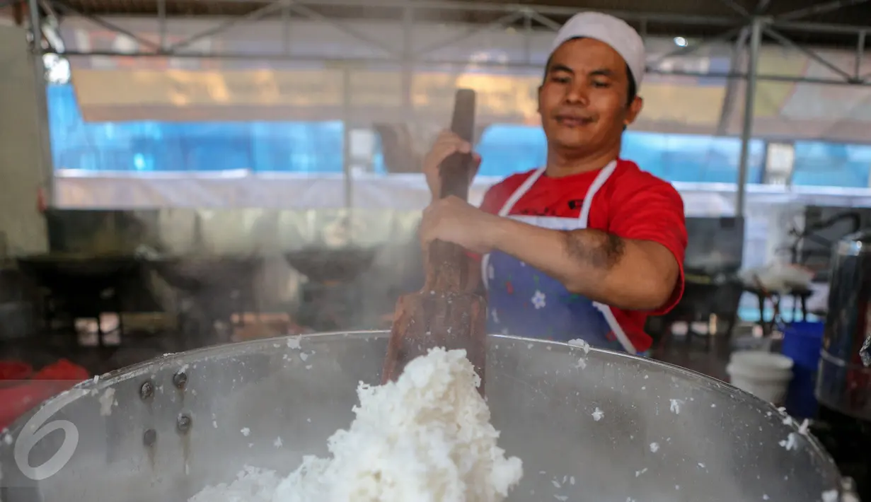 Sejumlah petugas memasak untuk menu berbuka puasa di dapur Masjid Istiqlal, Jakarta, Jumat (19/6/2015). Pengurus Masjid Istiqlal menyediakan takjil sekitar 3.000 porsi setiap hari selama bulan Ramadan. (Liputan6.com/Faizal Fanani)