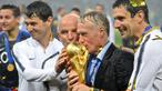 Pelatih Prancis, Didier Deschamps (kedua kanan) mencium trofi Piala Dunia 2018 setelah menjuarai laga final melawan Kroasia pada partai final di Luzhniki Stadium, Moscow, Rusia, 15 Juli 2018. (AFP/Kirill Kudryavtsev)