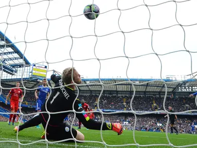 Diego Costa (kanan) melepaskan tembakan yang berbuah gol ke gawang Leicester City saat di jaga Kasper Schmeichel pada laga Premier League pekan ke-8 di Stamford Bridge, London, (15/10/2016). (AFP/Glyn Kirk)