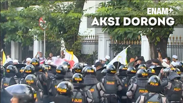 Aksi dorong antara massa dengan polisi di Jalan Veteran  nyaris berujung bentrok. Namun, polisi berhasil mengatasinya