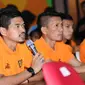 Pemain Persija. Bambang Pamungkas bersama Kapten tim, Ismed Sofyan memberi keterangan jelang syukuran gelar juara Piala Presiden 2018 bersama Dewan Pembina Persija Komjen Pol Syafruddin di Jakarta, Senin (19/2). (Liputan6.com/Helmi Fithriansyah)