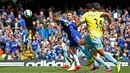 Duel panas terjadi di laga Liga Premier Inggris antara Chelsea dengan Crystal Palace di Stamford Bridge, Minggu (3/5/2015). Chelsea menang 1-0 atas Crystal Palace. (Reuters/Carl Recine)