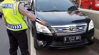 Ilustrasi mobil pelat RF menggunakan lampu strobo (Facebook/TMC Polda Metro Jaya)
