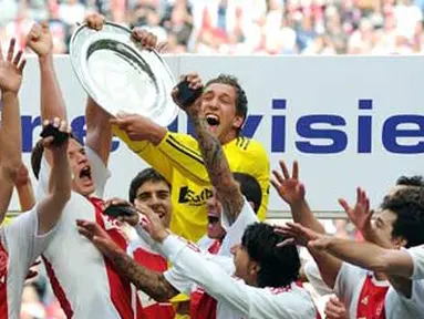 Para pemain Ajax mengangkat trofi Eredivisie usai memastikan keluar sebagai juara dengan mengalahkan Twente 3-1 di Amsterdam, 15 Mei 2011. AFP PHOTO/ANP/TOUSSAINT KLUITERS