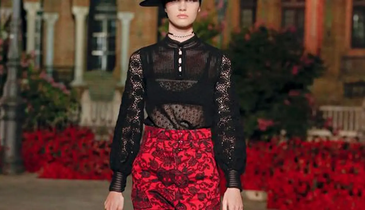 <p>Penggambarannya pun sangat intens. Chiaroscuro dari beberapa lukisan Goya dan melalui kata-kata Federico Garcia Lorca, sebuah proses kreatif lahir, memadukan daya tarik, penghormatan, interpretasi, dan restitusi. Foto: Document/Dior.</p>