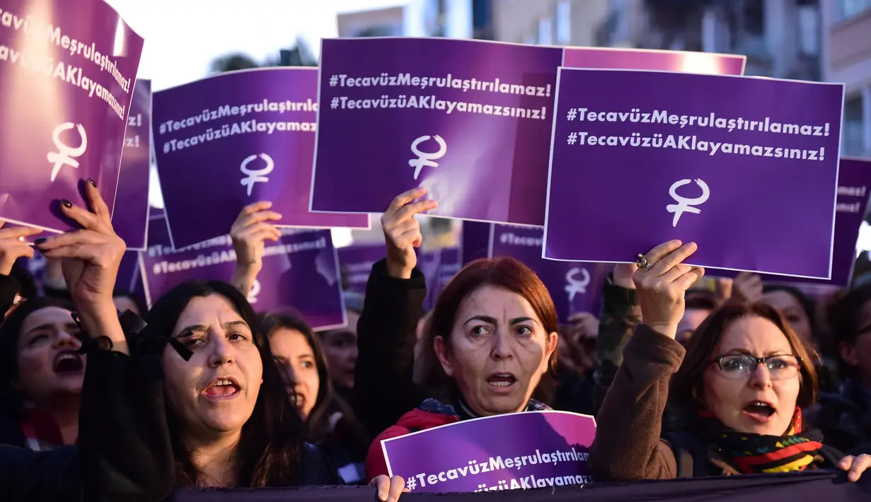 Perempuan Turki memegang poster saat menggelar demonstrasi di Lapangan Kadikoy, Istanbul, Sabtu (19/11). Massa menentang RUU yang memberikan pengampunan kepada pria pemerkosa perempuan di bawah umur jika pelaku menikahi korban. (YASIN AKGUL/AFP)