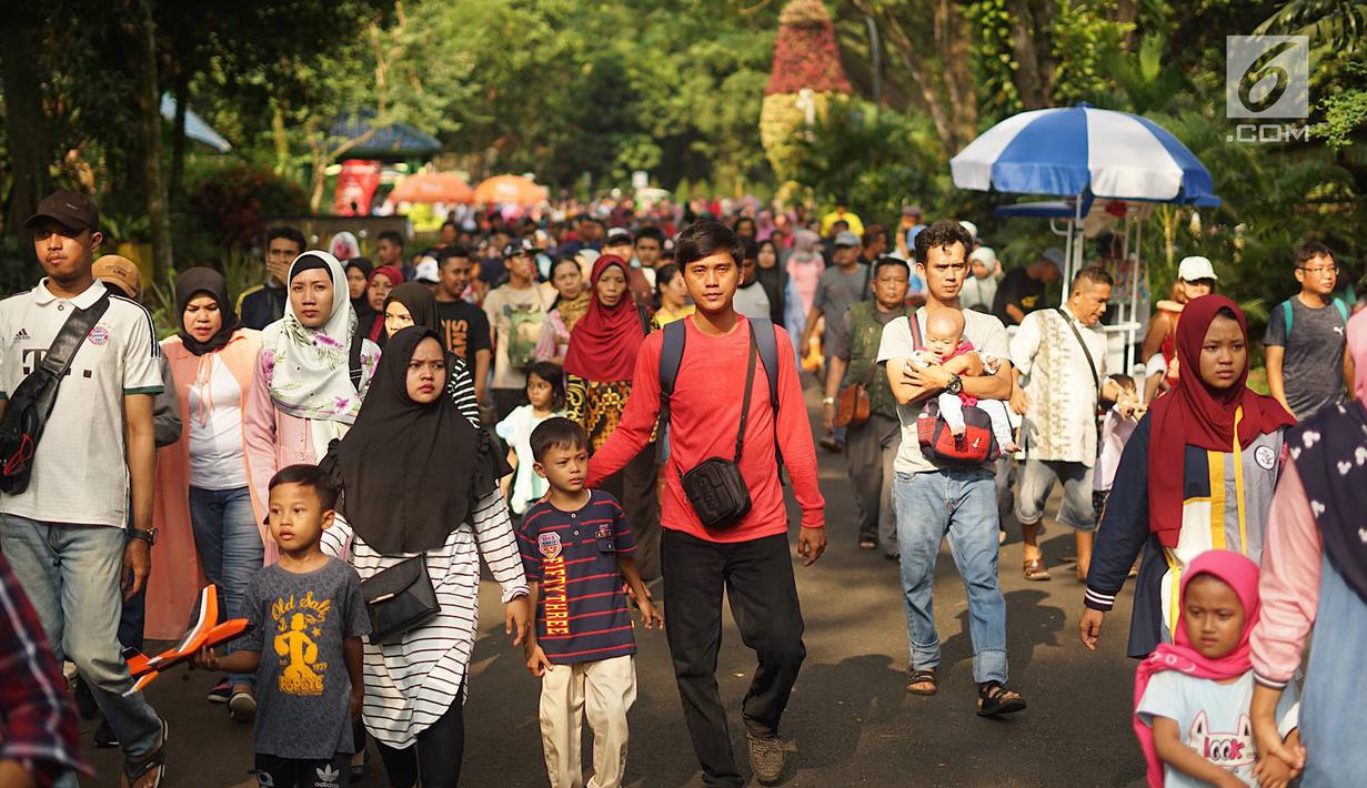 Foto Pengunjung Jejali Taman Margasatwa Ragunan Di Libur Lebaran