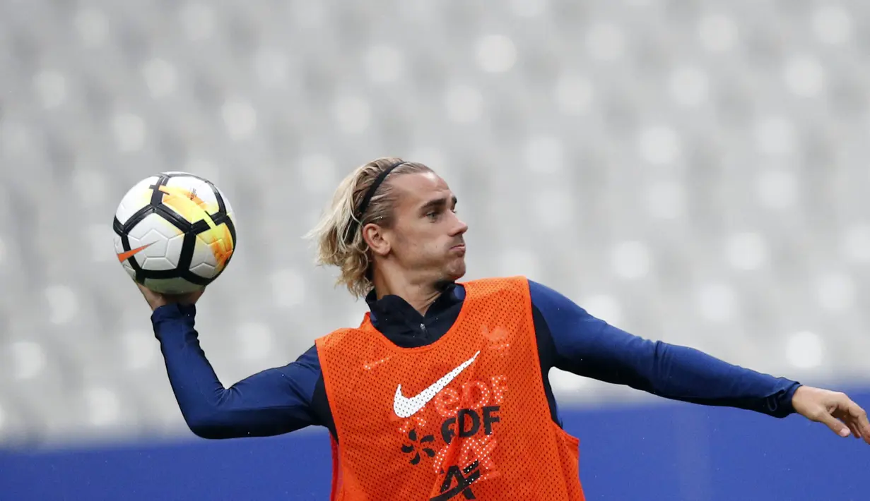 Selain Mbappe, Pemain Atletico Madrid Antoine Griezmann termasuk dalam skuat Prancis yang berlatih di Stade de France stadium, Saint Denis, (30/8/2017). Prancis akan melawan Belanda pada pada kualifikasi Grup A Piala Dunia 2018. (AP/Christophe Ena)