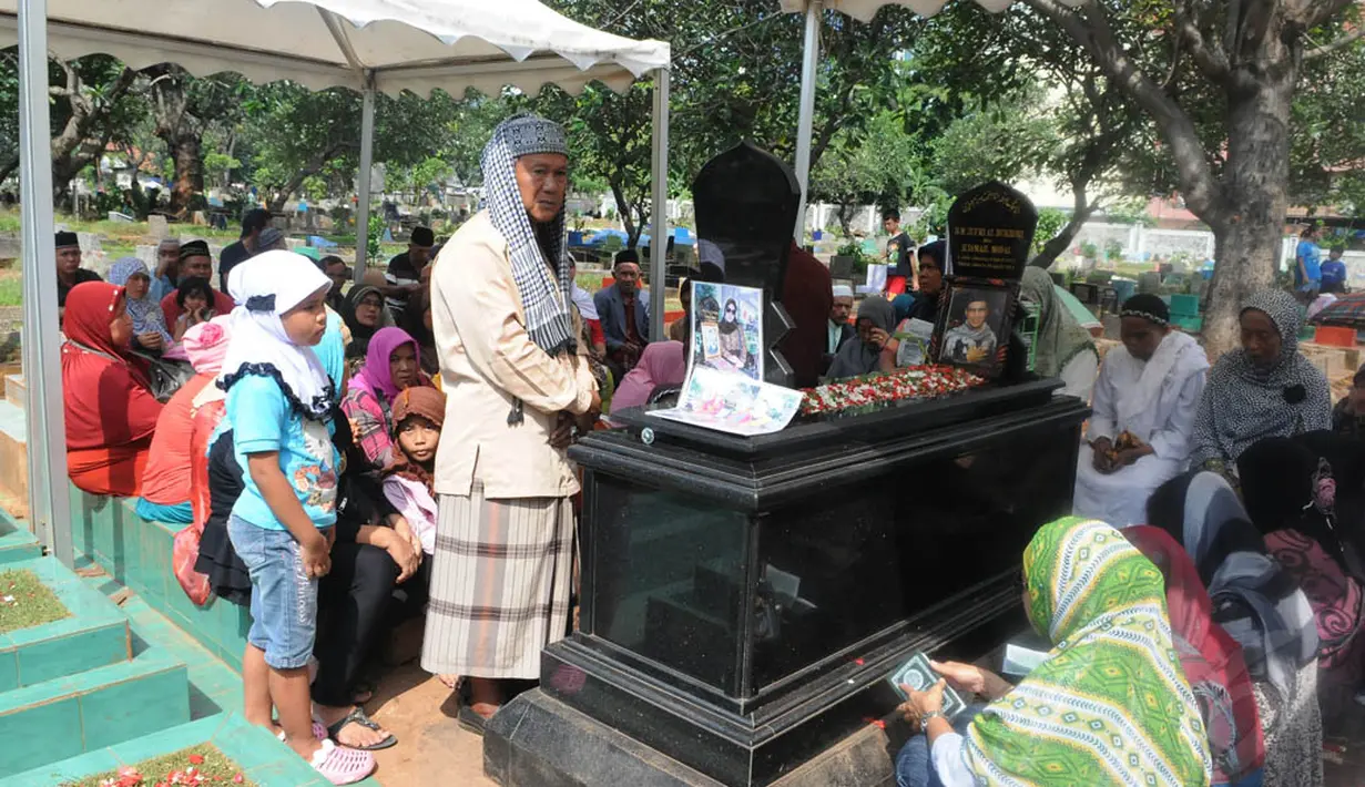Sejumlah masyarakat melakukan ziarah kubur di makam Almarhum Ustad Jefri Al- Buchori. Jakarta, (23/6/14) (Liputan6.com/Herman Zakharia) 