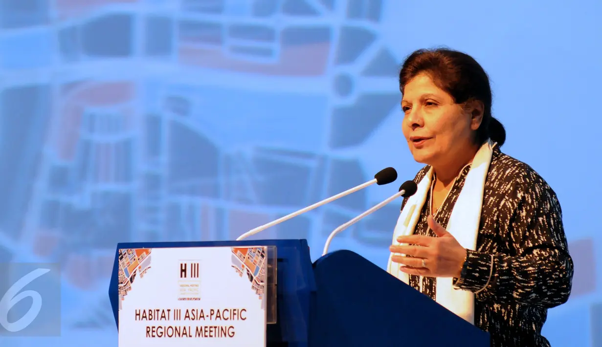 Executive Secretary of Unescap, Shamshad Akhtar memberikan pidato pada Habitat III Asia Pasific Regional Meeting di Jakarta, Rabu (21/10/2015). Pertemuan ini membahas tantangan pembangunan berkelanjutan. (Liputan6.com/Helmi Fithriansyah)