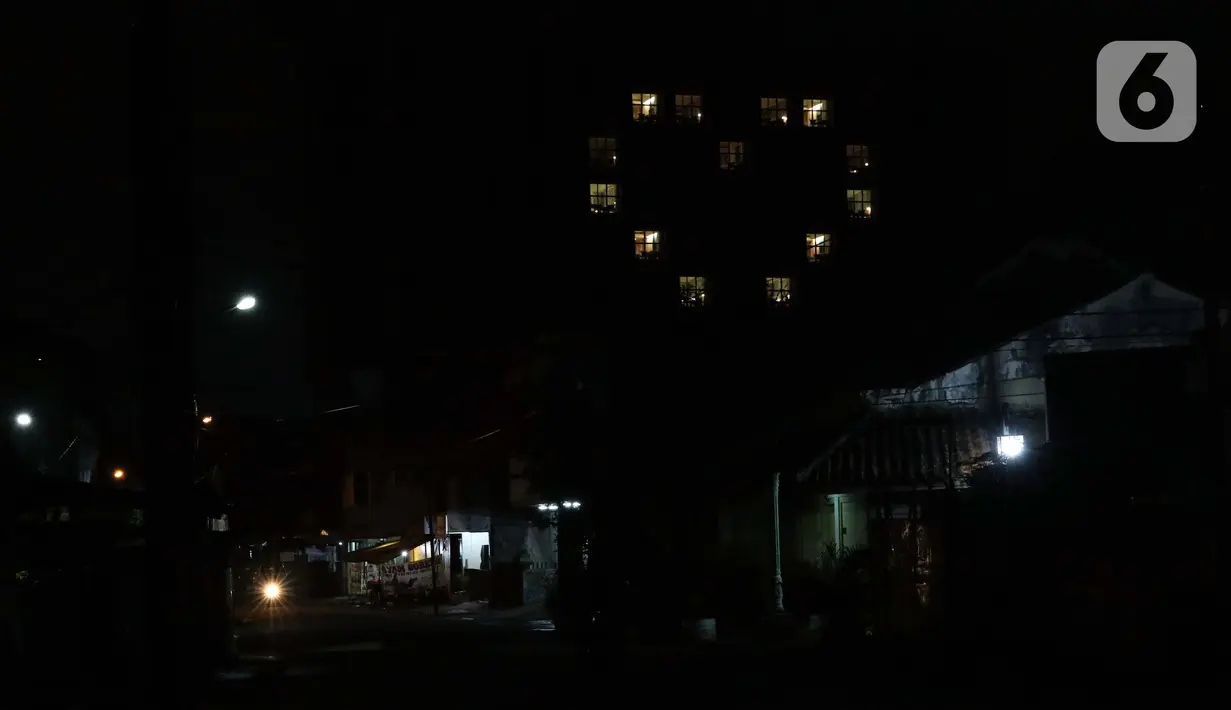 Salah satu hotel di kawasan Jalan Suryakencana Kota Bogor menyalakan sebagian lampu kamarnya hingga membentuk gambar hati, Jumat (10/4/2020). Gambar hati ini bentuk solidaritas keprihatinan sejumlah hotel di Indonesia atas pandemi Covid-19. (Liputan6.com/Helmi Fithriansyah)