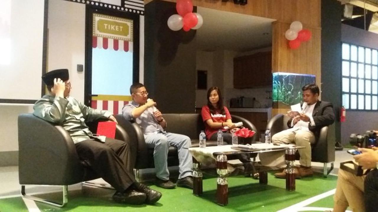 Senior Vice President ACT Iwan Akbari (kedua kiri) bersama dengan Brand Ambassador Bukalapak Oci Ambrosia menjelaskan mengenai Global Qurban yang dilakukan ACT dan Bukalapak di Jakarta, Kamis (25/8/2016). Liputan6.com/Agustin Setyo Wardani