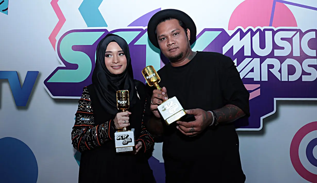 Keberhasilan lagu ciptaan Virgoun yang dipersembahakan untuk Starla terbukti, sukses membawa dua piala kemenangan di panggung SCTV Music Awards 2017, Selasa (16/5/2017).  (Deki Prayoga/Bintang.com)