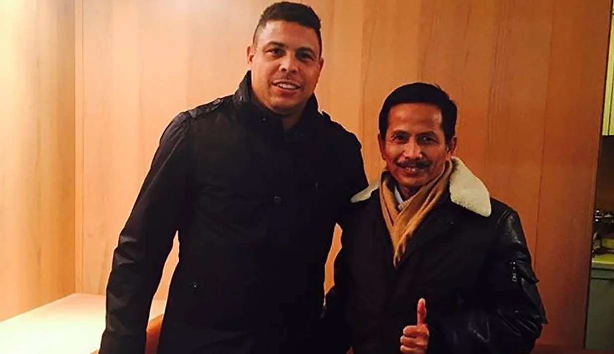 Selain belajar kepelatihan, mantan pelatih Persib Bandung, Djadjang Nurdjaman, juga menyempatkan diri untuk foto bersama legenda hidup sepak bola dunia yang juga mantan pemain Inter Milan, Ronaldo. (Bola.com/Instagram) 