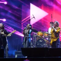 Penampilan B3 di The 90's Festival 2024, Minggu (11/8). [Foto: Adrian Putra/Fimela]