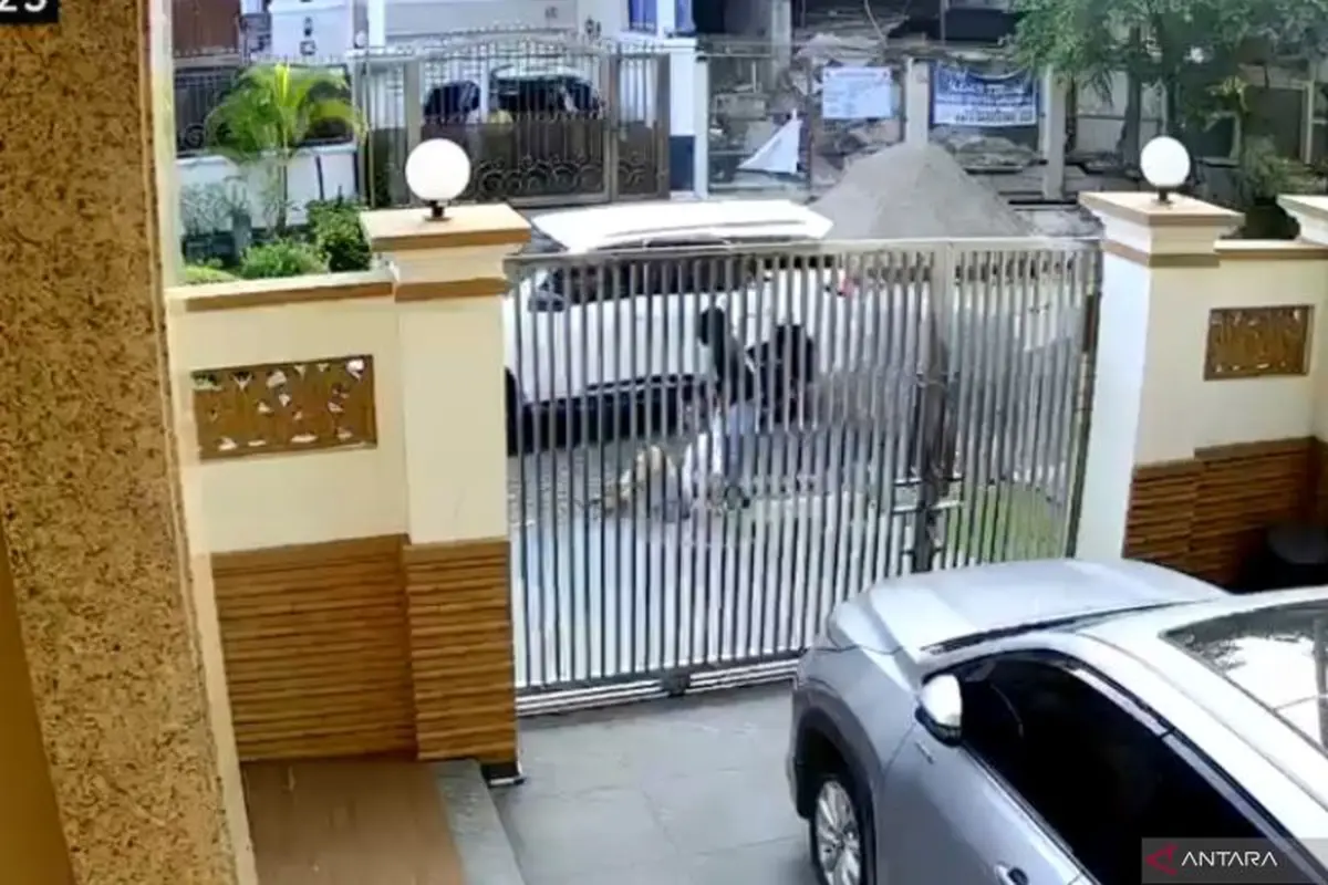 tangkapan layar CCTV saat lansia di PIK jadi korban upaya penculikan