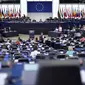Suasana sidang Parlemen Eropa di Strasbourg, Perancis,  (7/7/2015). Kepala Komisi Eropa Jean-Claude Juncker mengatakan, ia menentang Yunani keluar dari Uni Eropa, meskipun banyak yang menolak istilah bailout dalam referendum. (AFP PHOTO/PATRICK Hertzog)