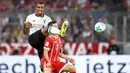 Bek Liverpool, Joel Matip, membuang bola dari striker Bayern Munchen, Robert Lewandowski, pada laga Audi Cup di Stadion Allianz Arena, Munchen, Selasa (1/8/2017). Munchen kalah 0-3 dari Liverpool. (AFP/Christof Stache)