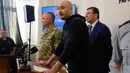 Wartawan Rusia, Arkady Babchenko memberikan keterangan dalam konferensi pers di Dinas Keamanan Ukraina, Rabu (30/5). Laporan tentang pembunuhan Babchenko pada Selasa (29/05) waktu setempat, sempat memicu ketegangan politik.  (AP/Efrem Lukatsky)