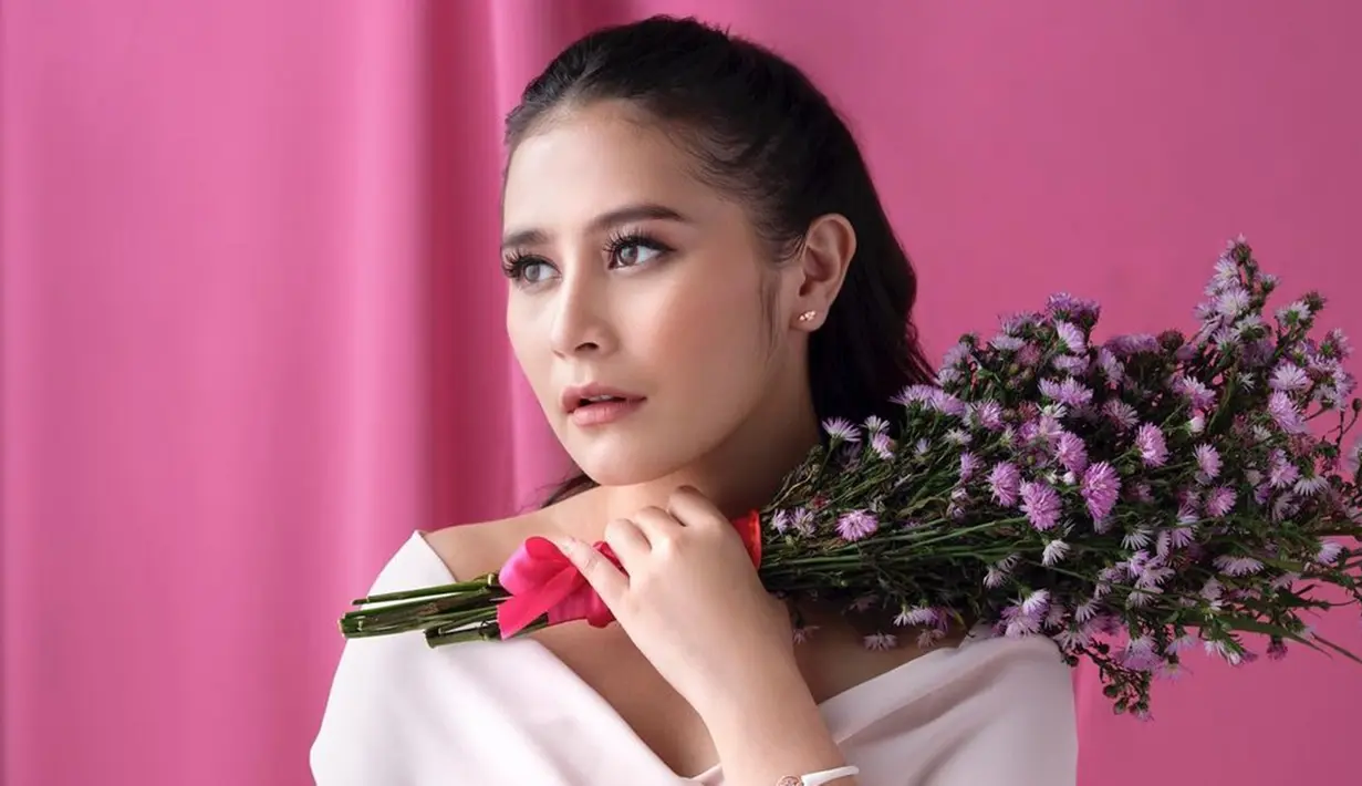 Paras ayu pemilik nama lengkap Prilly Mahatei Latuconsina ini berhasil mencuri perhatian netizen. Tak hanya berbakat dalam dunia akting, Prilly juga punya penampilan fashionable. Di setiap momen ia selalu tampak memukau.(Liputan6.com/IG/@prillylatuconsina96)