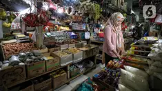 Pembeli memilih bahan makanan di salah satu pasar di Jakarta, Selasa (1/8/2023). Laju inflasi Indonesia terus mengalami penurunan. (Liputan6.com/Angga Yuniar)