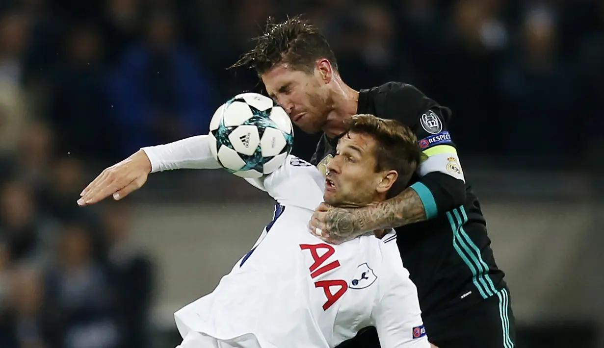 Striker Tottenham Hotspur, Fernando Llorente, duel udara dengan bek Real Madrid, Sergio Ramos, pada Liga Champions di Stadion Wembley, London, Rabu (1/11/2017). Tottenham Hotspur menang 3-1 atas Real Madrid. (AFP/Ian Kington)