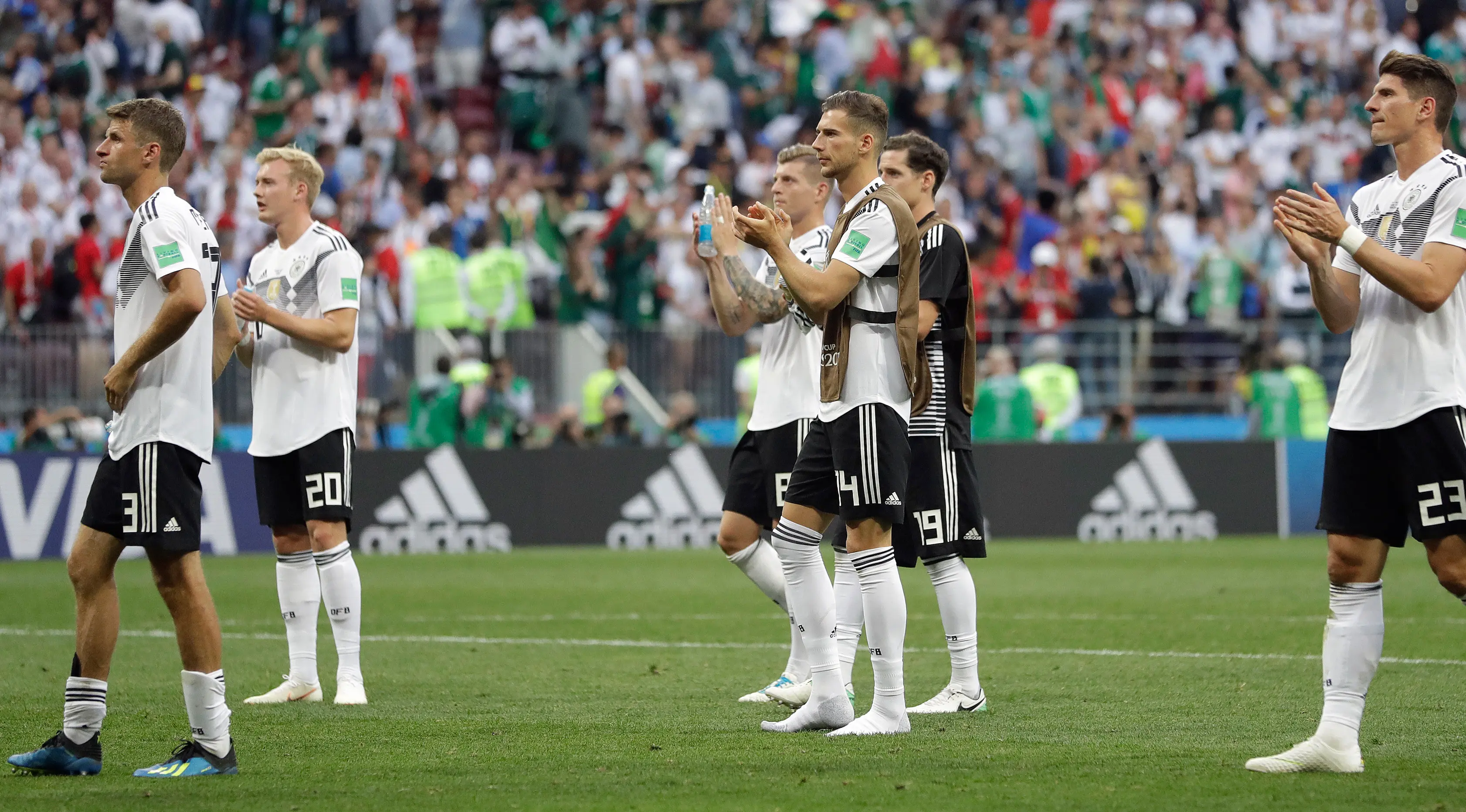 Pemain Jerman berjalan ke pendukung mereka setelah kalah dalam pertandingan Grup F antara Jerman dan Meksiko di Piala Dunia 2018 di Stadion Luzhniki, Moskow, Rusia, Minggu (17/6). (AP Photo/Matthias Schrader)
