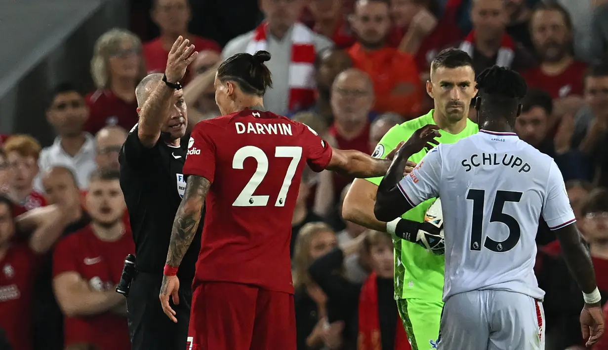 Hasilnya, pemain asal Uruguay tersebut terkena kartu merah oleh wasit dan terpaksa harus meninggalkan lapangan. Untungnya, Luis Diaz mampu menyamakan kedudukan pada menit ke-61. (AFP/Paul Ellis)