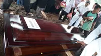 Jenazah Rohmanir Pandi Sagala dimakamkan di TPU Selapanjang Tangerang.