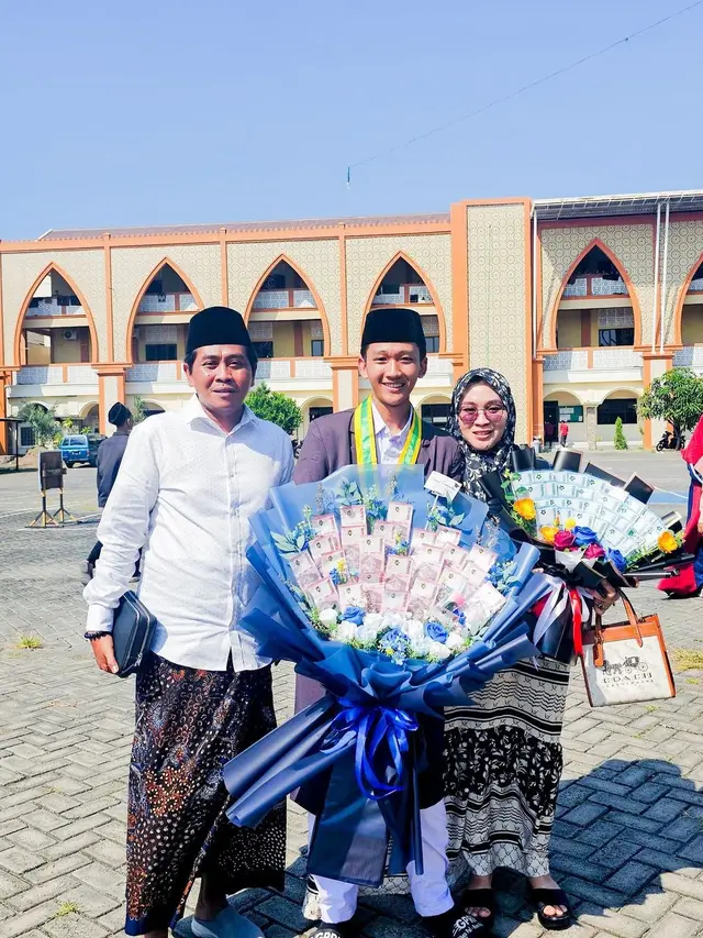 Potret wisuda Gus Bima anak Anwar Zahid (Sumber: Instagram/@abahanza_official)