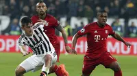Striker Juventus, Paulo Dybala, berebut bola dengan gelandang Bayern Munchen, Douglas Costa. Juventus sempat tertinggal 0-2 dari Bayer Munchen. (Reuters/Stefano Rellandini)