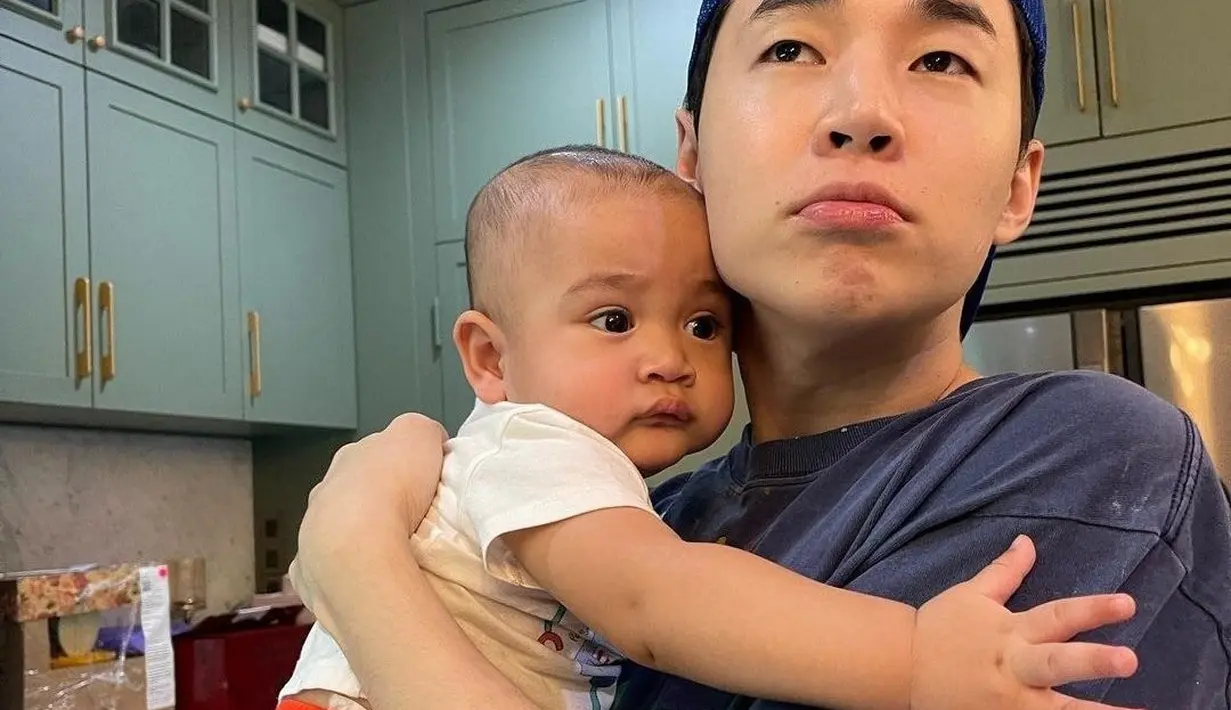 Giliran Henry eks Super Junior M yang mampir ke Andara. Dia juga sempat berfoto dengan Rayyanza alias Cipung yang saat itu masih berusia beberap bulan. (Foto: Rans via Twitter / @smstan_tuwir)
