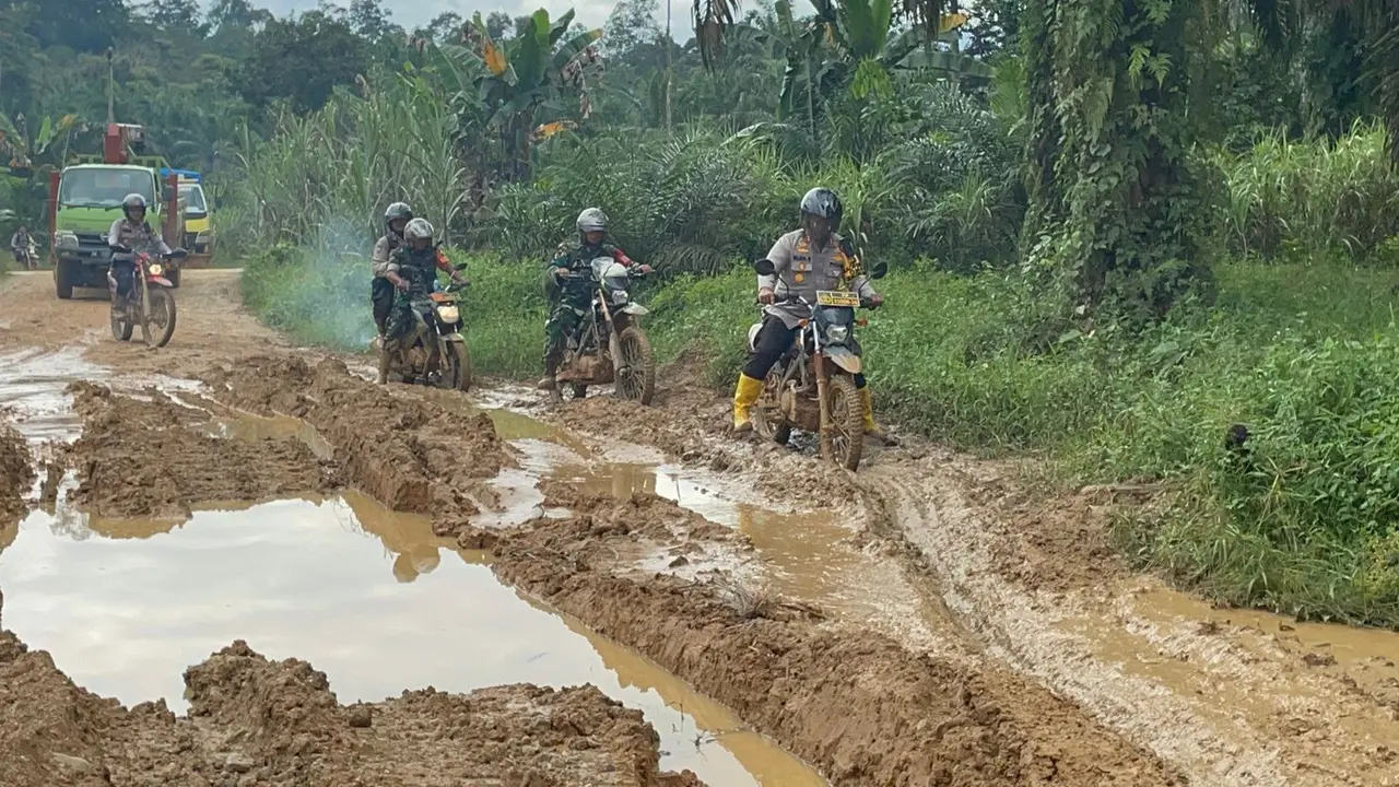 Rombogan Kapolres Rokan Hulu melewati jalan berlumpur menjemput logistik Pemilu di desa terpencil.