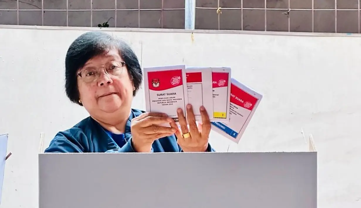 Menteri LHK Siti Nurbaya juga memberikan hak suaranya di TPS 5, Matraman, Jakarta Timur. [@siti.nurbayabakar]