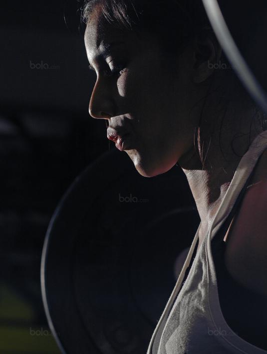 Gita Bachtiar atlet binaraga putri Indonesia menjalani latihan di Bengkel Cross-Fit, Jakarta pada Kamis (25/1/2018). Di kategori bikini fitness, Gita Bachtiar berhasil meraih juara pertama. (Bola.com/Peksi Cahyo)