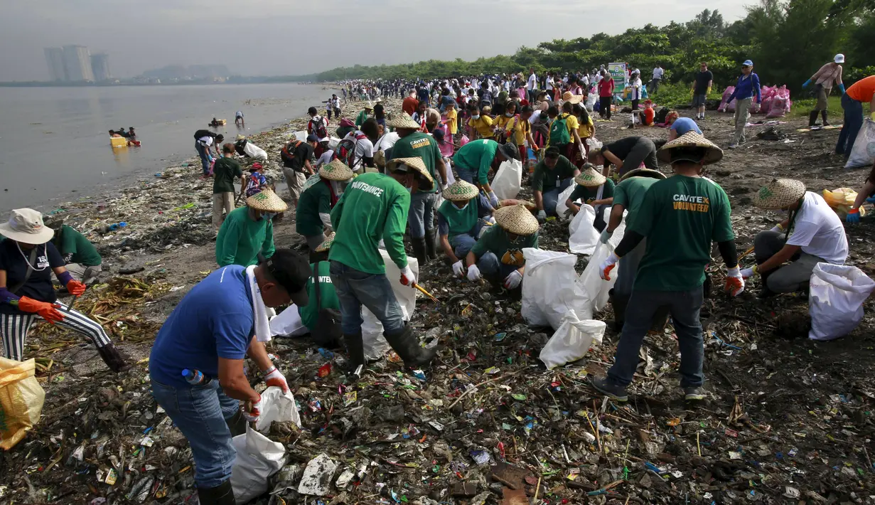 Sejumlah Relawan membersihkan sampah yang menumpuk di Manila Bay pada (19/9/2015). Kegiatan membersihkan pantai ini untuk memperingati International Coastal Cleanup Day atau Hari membersihkan pantai internasional. (REUTERS/Romeo Ranoco)