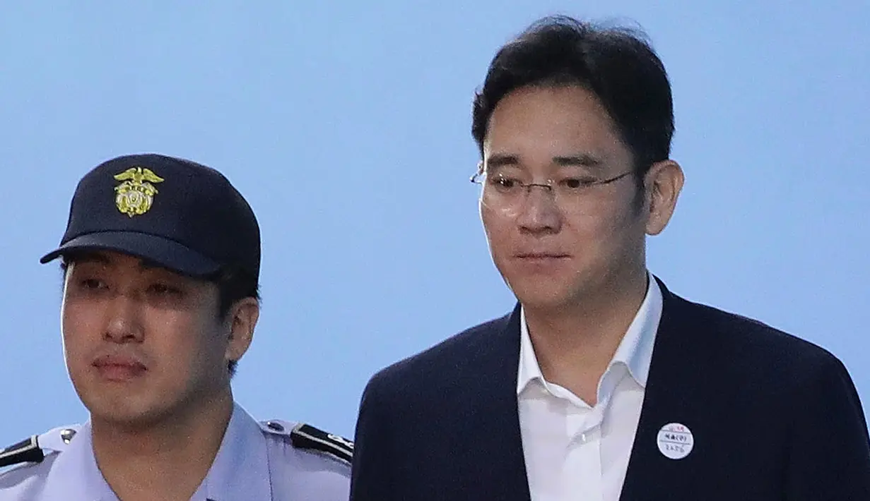 Ekspresi Lee Jae-yong usai menjalani vonis di pengadilan di Seoul, Korea Selatan, (25/8). Vonis yang diterima Lee ini jauh lebih ringan dari tuntutan jaksa. Jaksa sebelumnya menuntut Lee dipenjara selama 12 tahun. (Chung Sung-Jun/Pool Photo via AP)