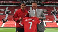 Gelandang anyar Manchester United, Angel Di Maria (kiri) berfoto bersama pelatih Louis van Gaal saat acara perkenalan di Old Trafford Stadium, Manchester (28/8/2014). Setelah semusim tak bertuan, nomor punggung 7 akhirnya dikenakan Angel Di Maria saat didatangkan MU dari Real Madrid pada awal musim 2014/2015. Hanya bertahan semusim, Angel Di Maria meninggalkan MU di akhir musim 2014/2015. (AFP/Steve Parkin)