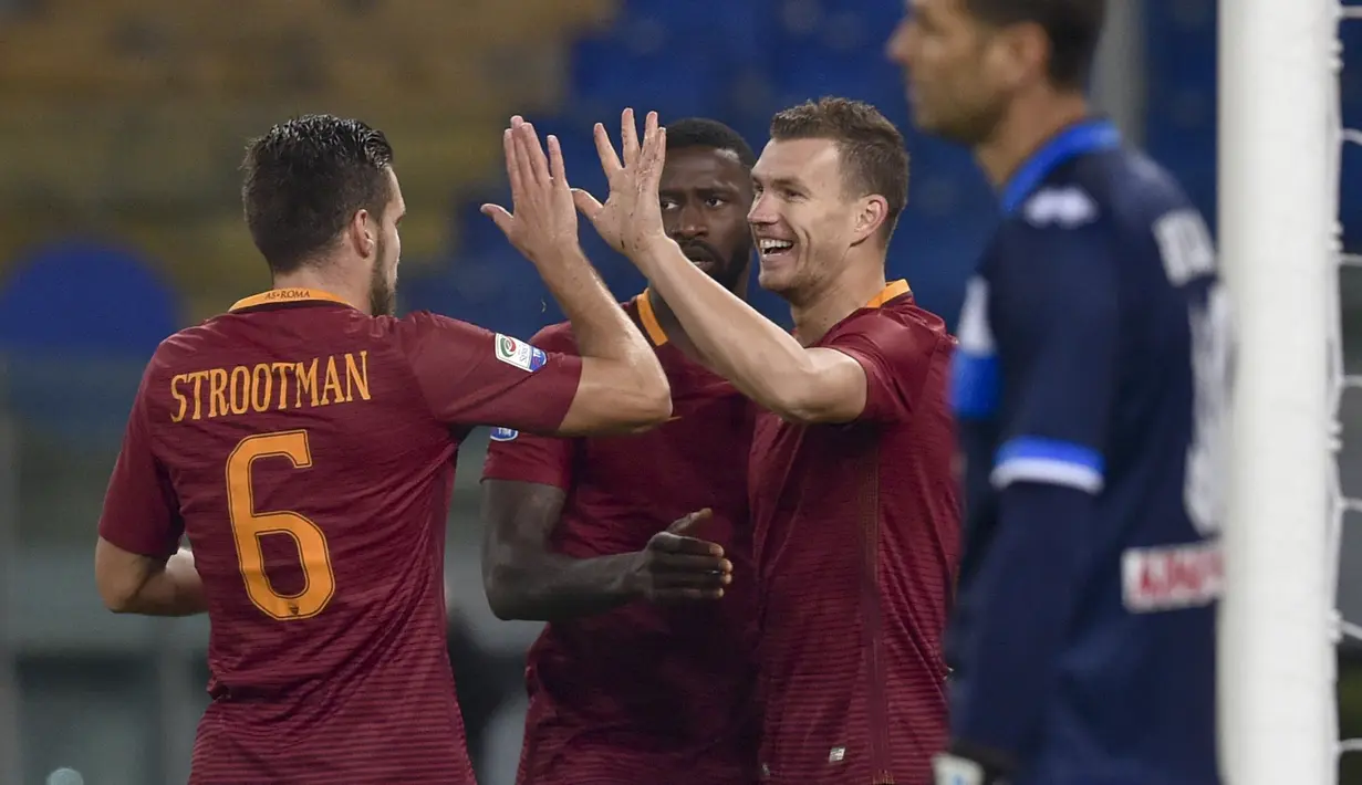 Tammy Abraham menjadi pemain AS Roma kedua yang mencetak brace tercepat (dalam rentang 22 menit) dalam laga Serie A setelah Edin Dzeko yang melakukannya ke gawang Pescara (dalam rentang 10 menit) pada 27 November 2016 yang berakhir 3-2 untuk kemenangan AS Roma. (AFP/Andreas Solaro)