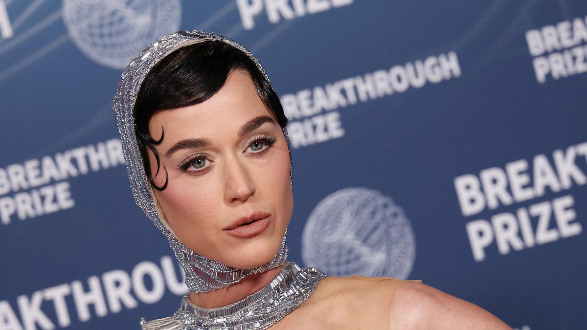 Mantra Katy Perry agar Siap Terbang ke Luar Angkasa Bersama Tunangan Jeff Bezos