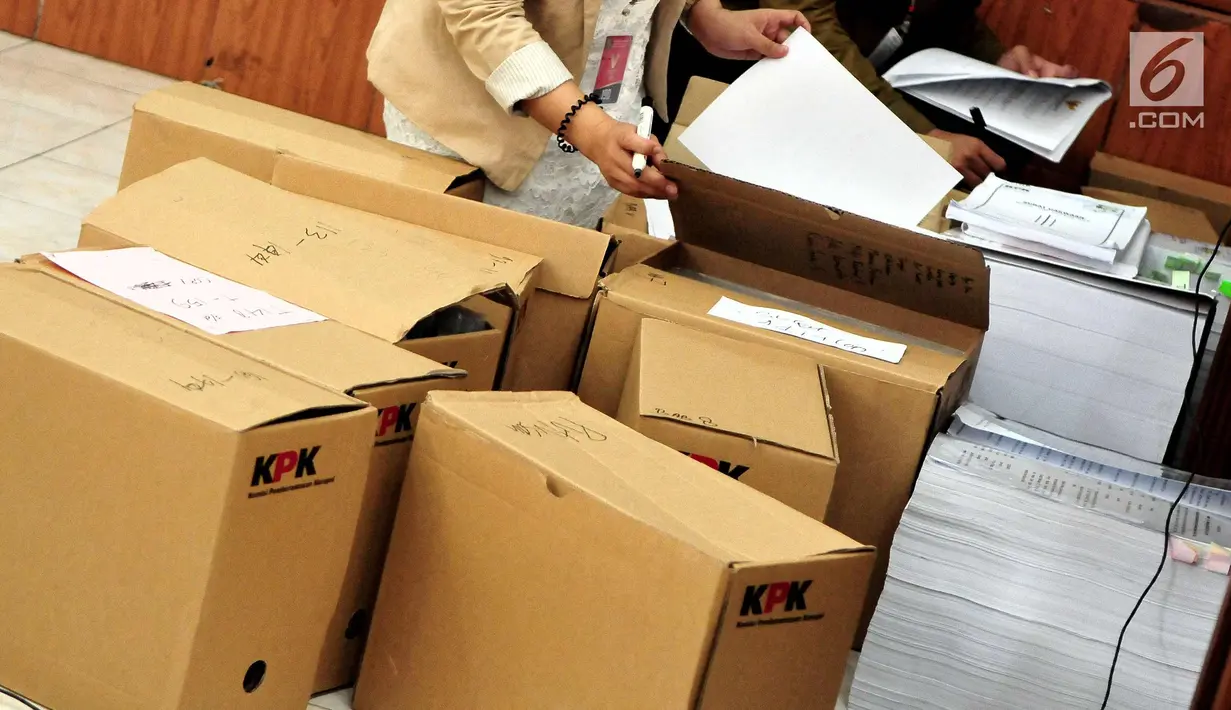 Barang bukti belasan dus berisi 200 dokumen dihadirkan saat sidang praperadilan di PN Jakarta Selatan, Senin (25/9). Bukti tersebut dibawa ke sidang gugatan praperadilan yang diajukan Setnov. (Liputan6.com/Helmi Afandi)