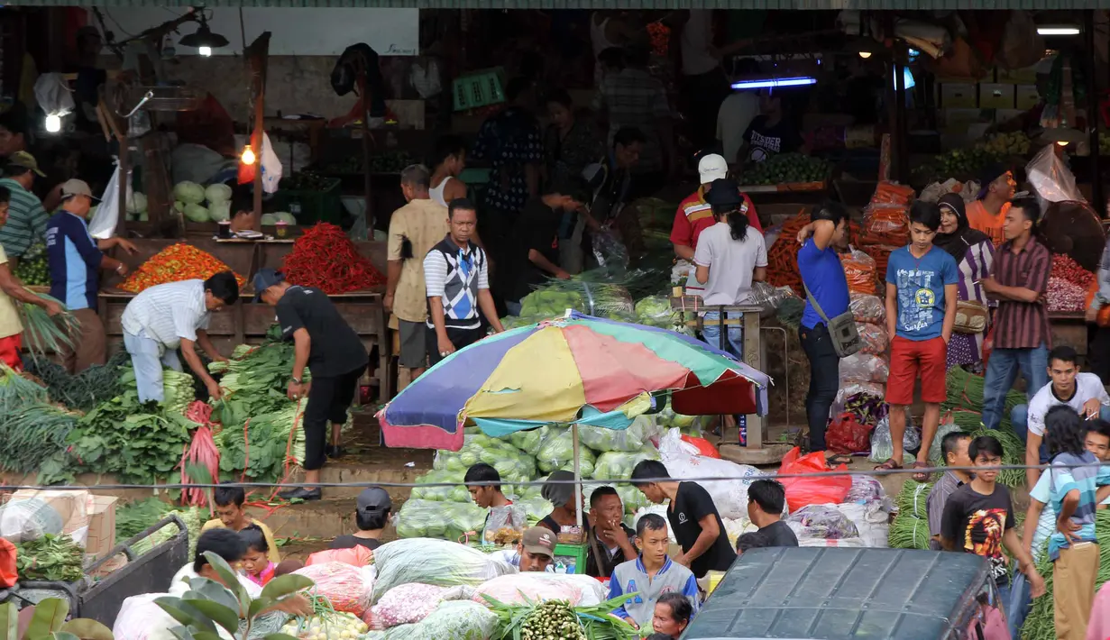 Kesibukan di Pasar Induk Kramat Jati, Jakarta, Selasa, (9/6/2015). Mentan Andi Amran Sulaiman bekerjasama dengan Kemendag dan Bulog untuk menggelar pasar murah sebagai upaya antisipasi kenaikan harga jelang Ramadan. (Liputan6.com/Helmi Afandi)